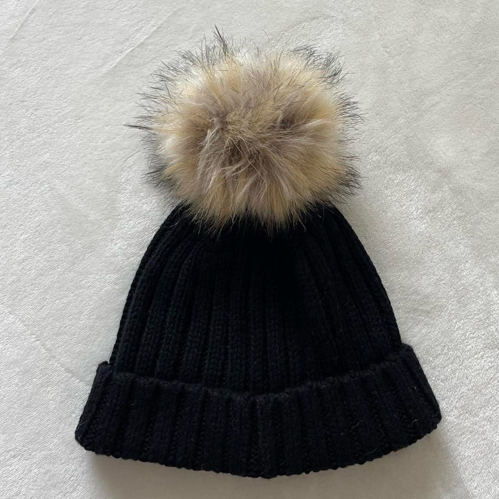 Black beanie with cream faux fur pom pom